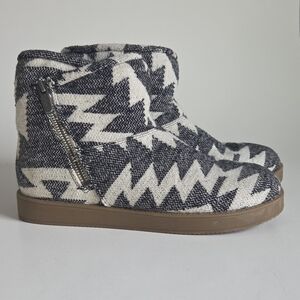 Indigo Rd Black and White Aztec Chevron Knit Faux Fur Lined Ankle Booties